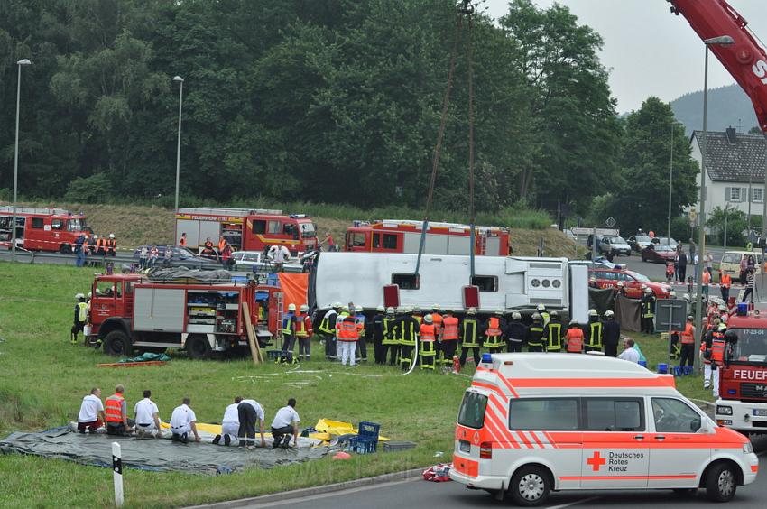 Schwerer Unfall mit Reisebus Lohmar Donrather Dreieck P512.JPG
